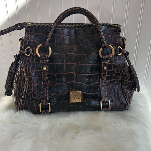 Dooney & Bourke Handbags - Dooney & Bourke beautiful leather purse